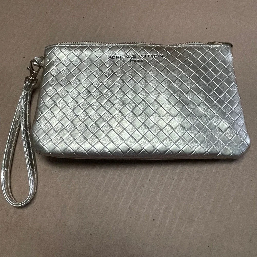 Adrienne‎ Vittadini Phone Wallet Gold Embossed Faux Leather Zipper W/Charger